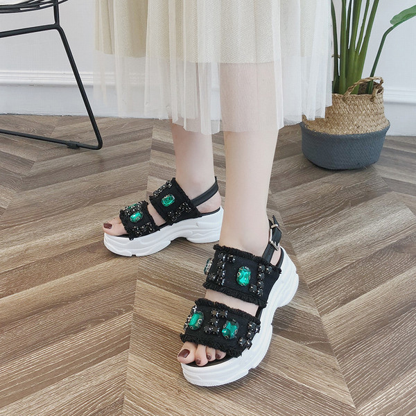 Aktuális női szandál három színben kövekkel