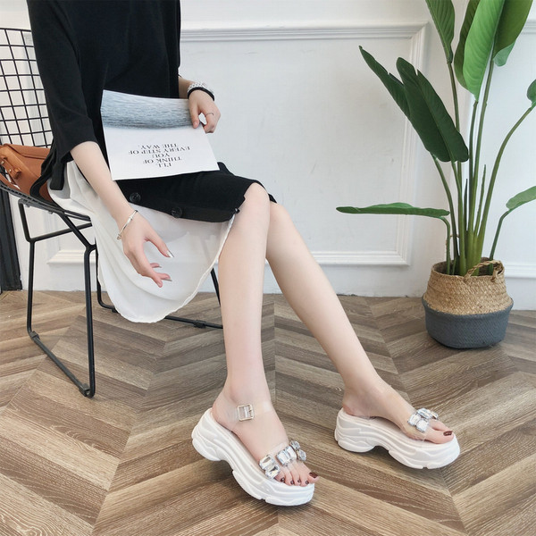 Modern női szandál fehér és sárga kövekkel