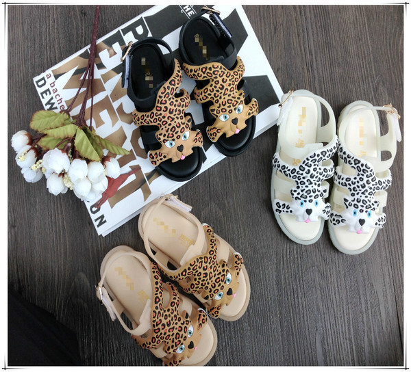 Sandale moderne pentru fete pentru copii în alb, negru și maro