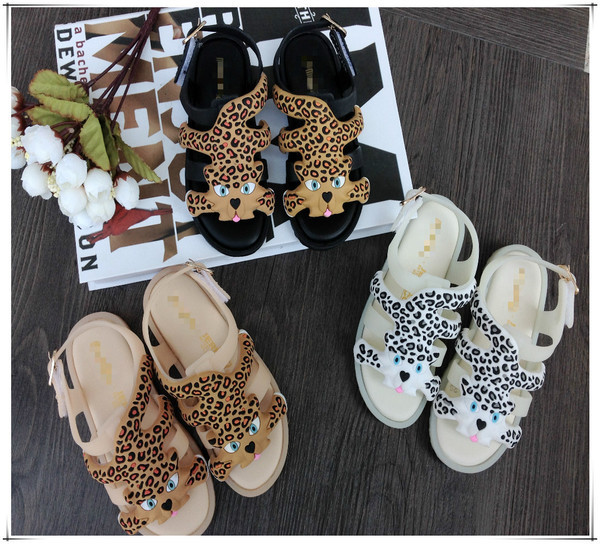 Sandale moderne pentru fete pentru copii în alb, negru și maro