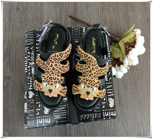 Sandale moderne pentru fete pentru copii în alb, negru și maro