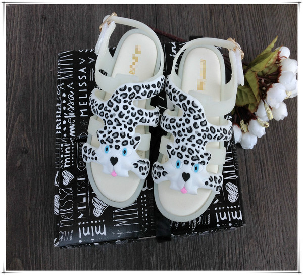 Sandale moderne pentru fete pentru copii în alb, negru și maro