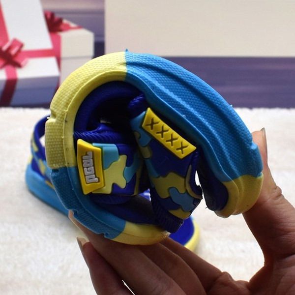 Színes gyerekszandál fiúknak két színben