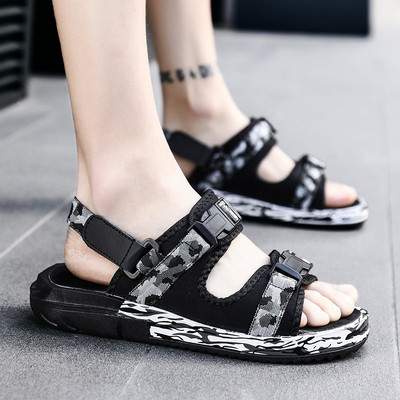 Modern férfi szandál három színben, mintás talppal