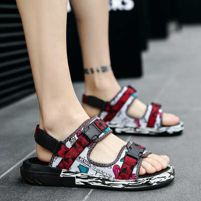 Modern férfi szandál három színben, mintás talppal