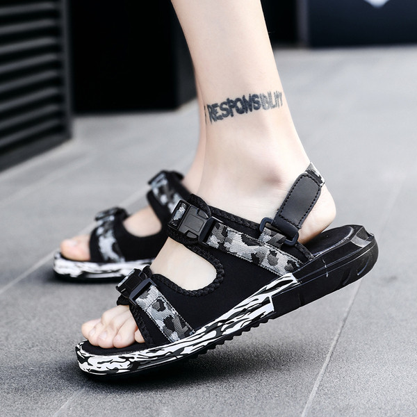 Modern férfi szandál három színben, mintás talppal