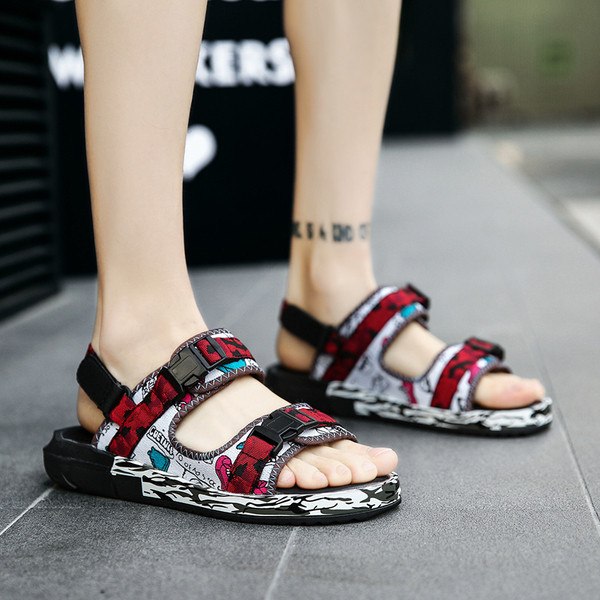 Modern férfi szandál három színben, mintás talppal