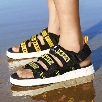 Férfi aktuális szandál több színben felirattal