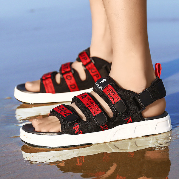 Férfi aktuális szandál több színben felirattal