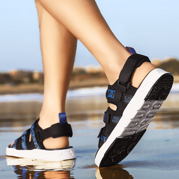 Férfi aktuális szandál több színben felirattal