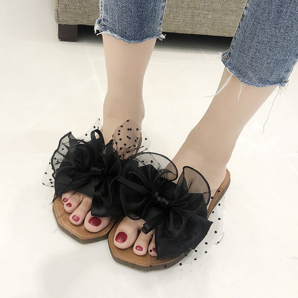 Modern női papucs fekete és zöld színű szalaggal