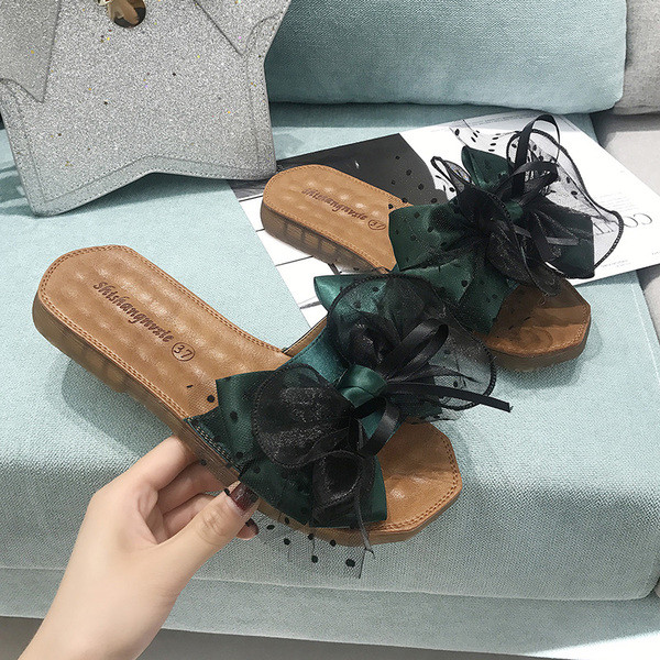 Modern női papucs fekete és zöld színű szalaggal