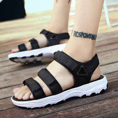 Modern férfi szandál három színben matricákkal