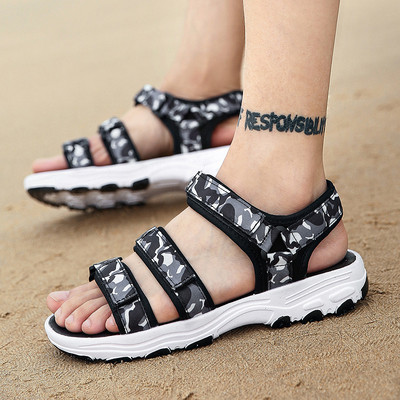 Modern férfi szandál három színben matricákkal