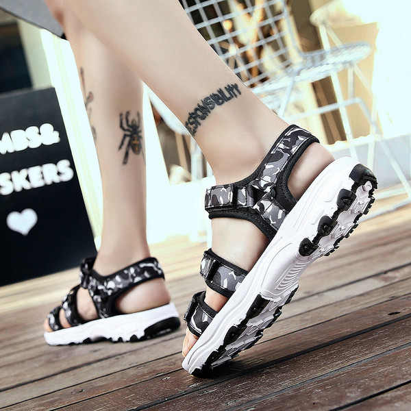 Modern férfi szandál három színben matricákkal