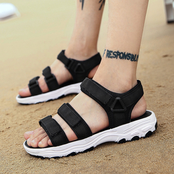 Modern férfi szandál három színben matricákkal