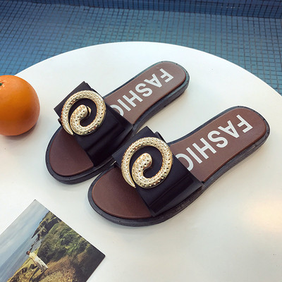 Μοντέρνες γυναικείες παντόφλες με μεταλλική διακόσμηση σε τρία χρώματα