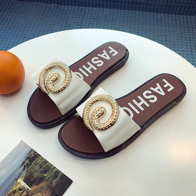 Μοντέρνες γυναικείες παντόφλες με μεταλλική διακόσμηση σε τρία χρώματα