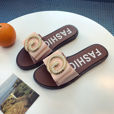 Μοντέρνες γυναικείες παντόφλες με μεταλλική διακόσμηση σε τρία χρώματα