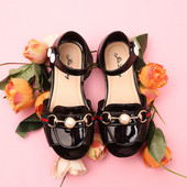 Modern, fehér, fekete és piros gyöngyös gyerekszandál