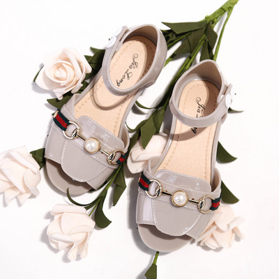 Modern, fehér, fekete és piros gyöngyös gyerekszandál