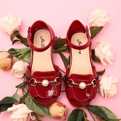 Modern, fehér, fekete és piros gyöngyös gyerekszandál