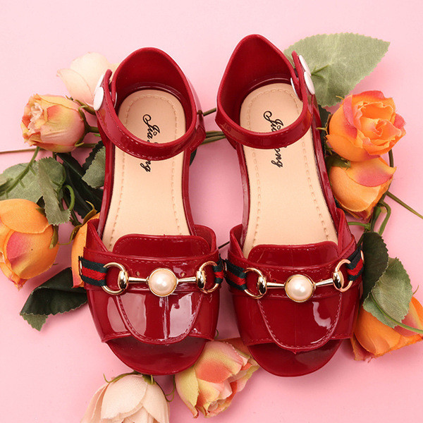 Modern, fehér, fekete és piros gyöngyös gyerekszandál