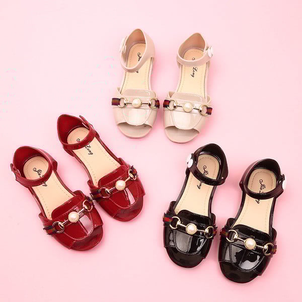 Modern, fehér, fekete és piros gyöngyös gyerekszandál