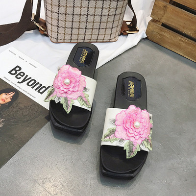 Női papucs 3D elemmel, három színben