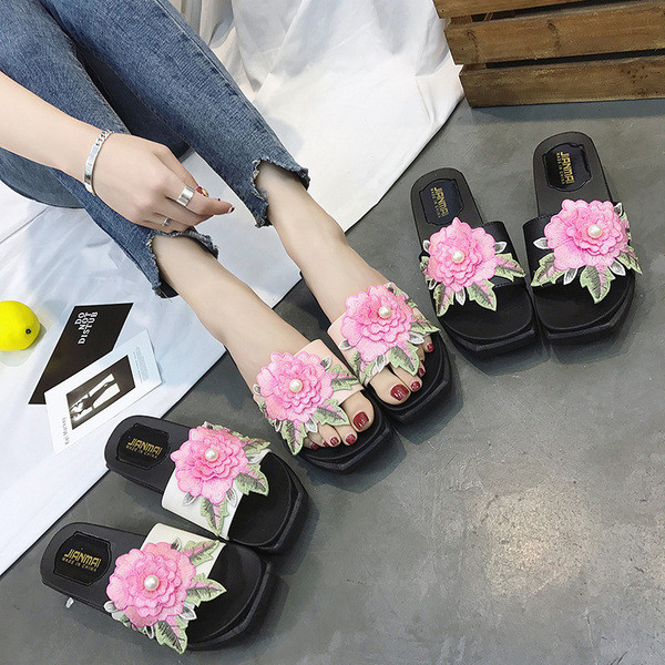 Női papucs 3D elemmel, három színben