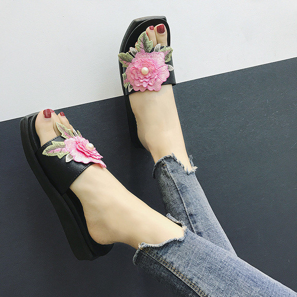 Női papucs 3D elemmel, három színben