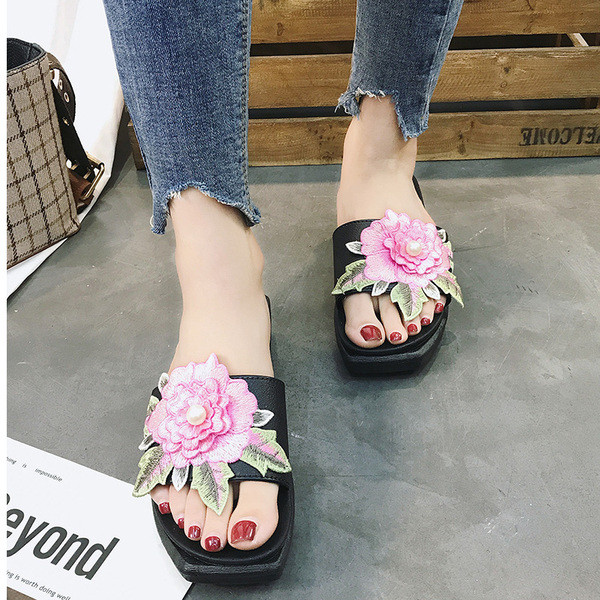 Női papucs 3D elemmel, három színben