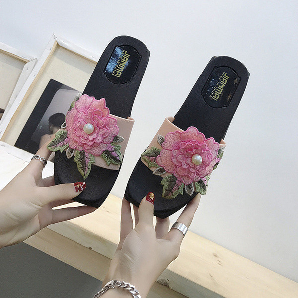 Női papucs 3D elemmel, három színben