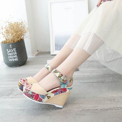 Női platformszandál különböző színekben