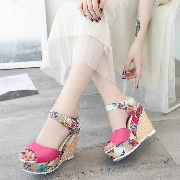 Női platformszandál különböző színekben