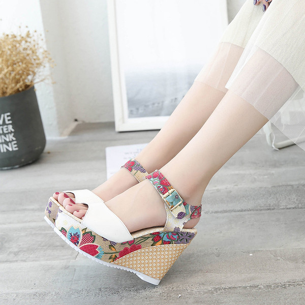 Női platformszandál különböző színekben