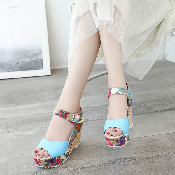 Női platformszandál különböző színekben