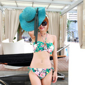 Kétrészes fürdőruha fekete és zöld színben, virágmintával