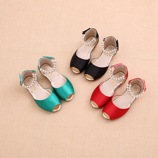 Stílusos gyerekszandál három színben gyöngyökkel