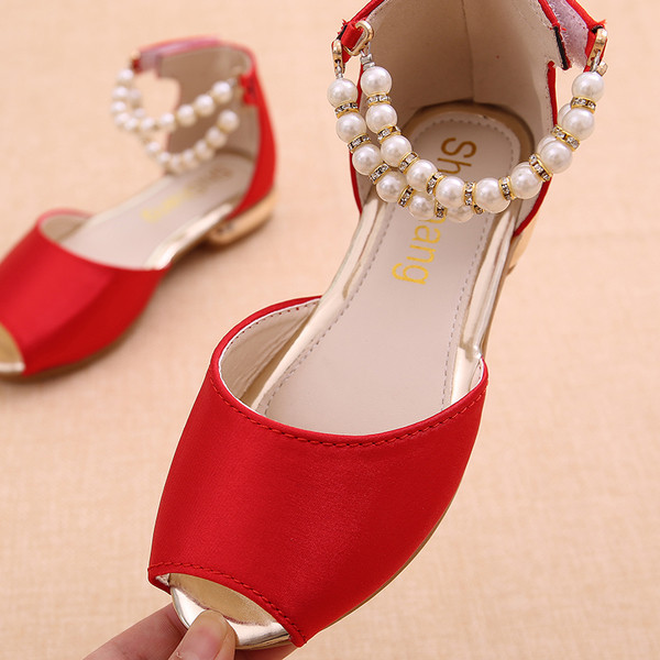 Stílusos gyerekszandál három színben gyöngyökkel