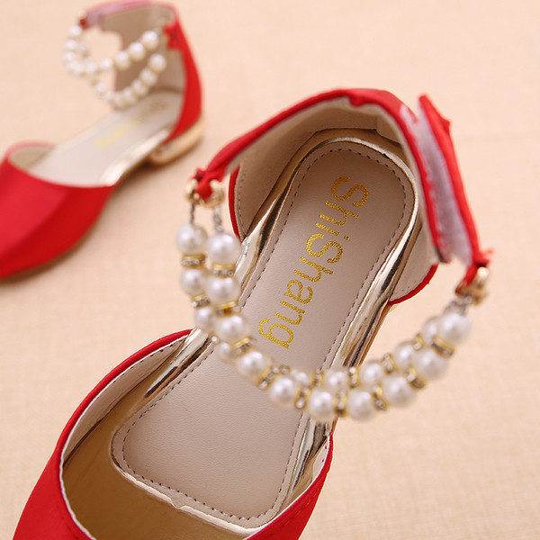 Stílusos gyerekszandál három színben gyöngyökkel