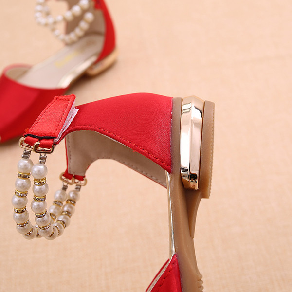 Stílusos gyerekszandál három színben gyöngyökkel