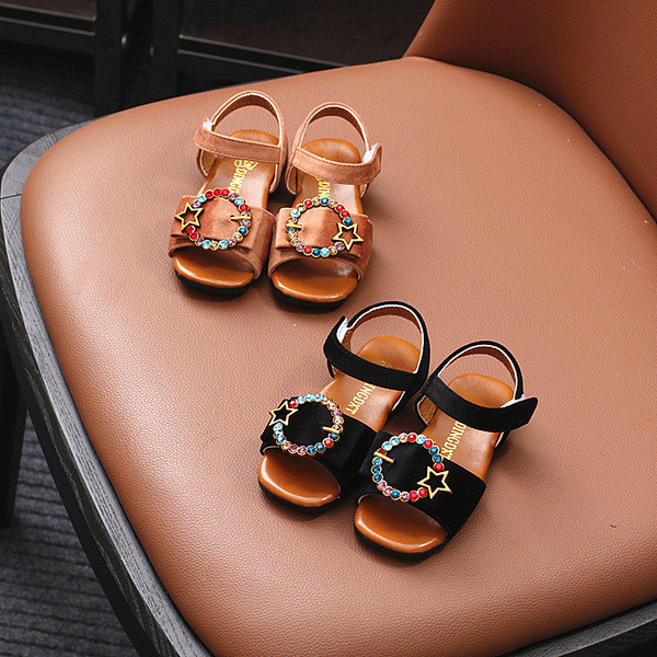 Aktuális gyerekszandál színes csattal fekete és barna színben