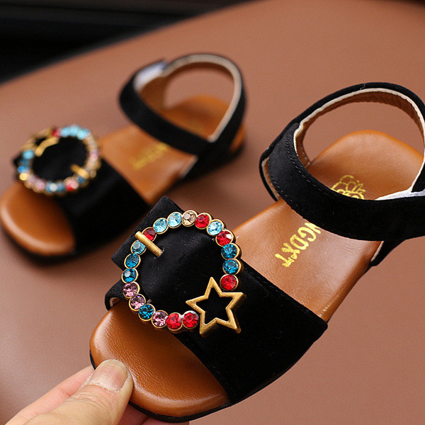 Aktuális gyerekszandál színes csattal fekete és barna színben