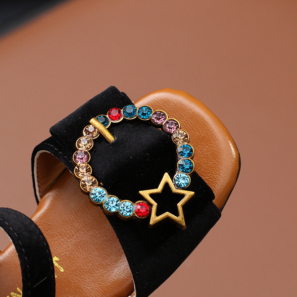 Aktuális gyerekszandál színes csattal fekete és barna színben