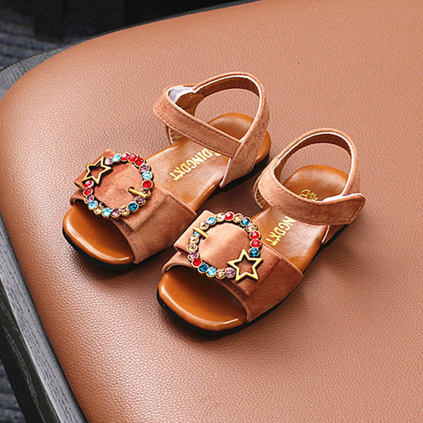 Aktuális gyerekszandál színes csattal fekete és barna színben