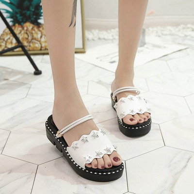 Μοντέρνα γυναικεία σανδάλια σε λευκό και μαύρο χρώμα με μεταλλική διακόσμηση