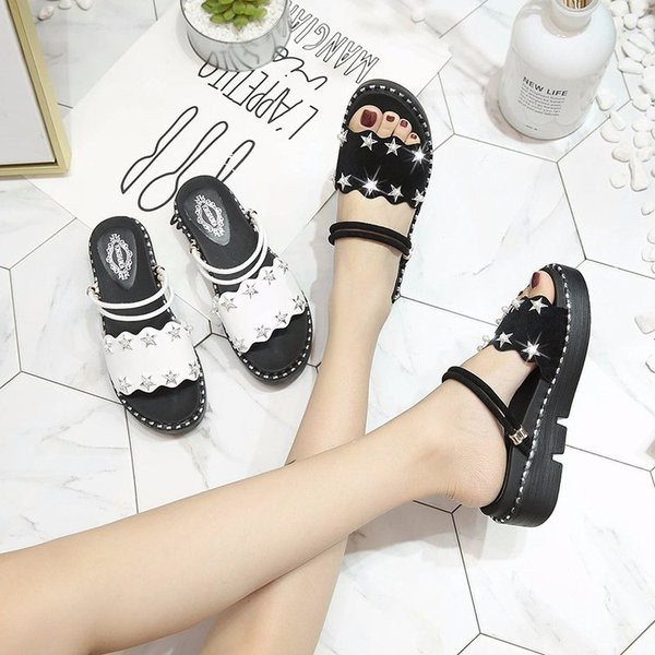 Μοντέρνα γυναικεία σανδάλια σε λευκό και μαύρο χρώμα με μεταλλική διακόσμηση