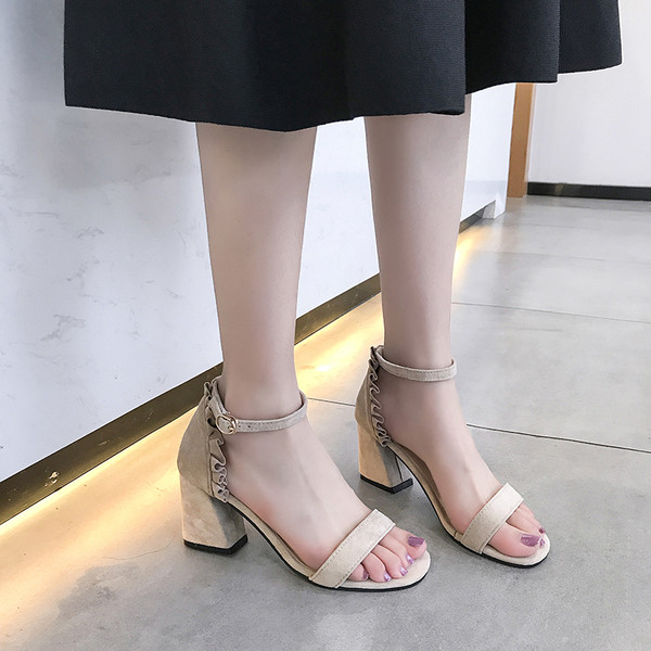 Modern női szandál eco velúrból, vastag sarokkal