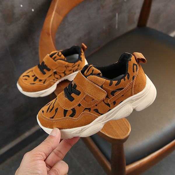 Aktuális gyerek tornacipő leopárd mintával barna és rózsaszín színben